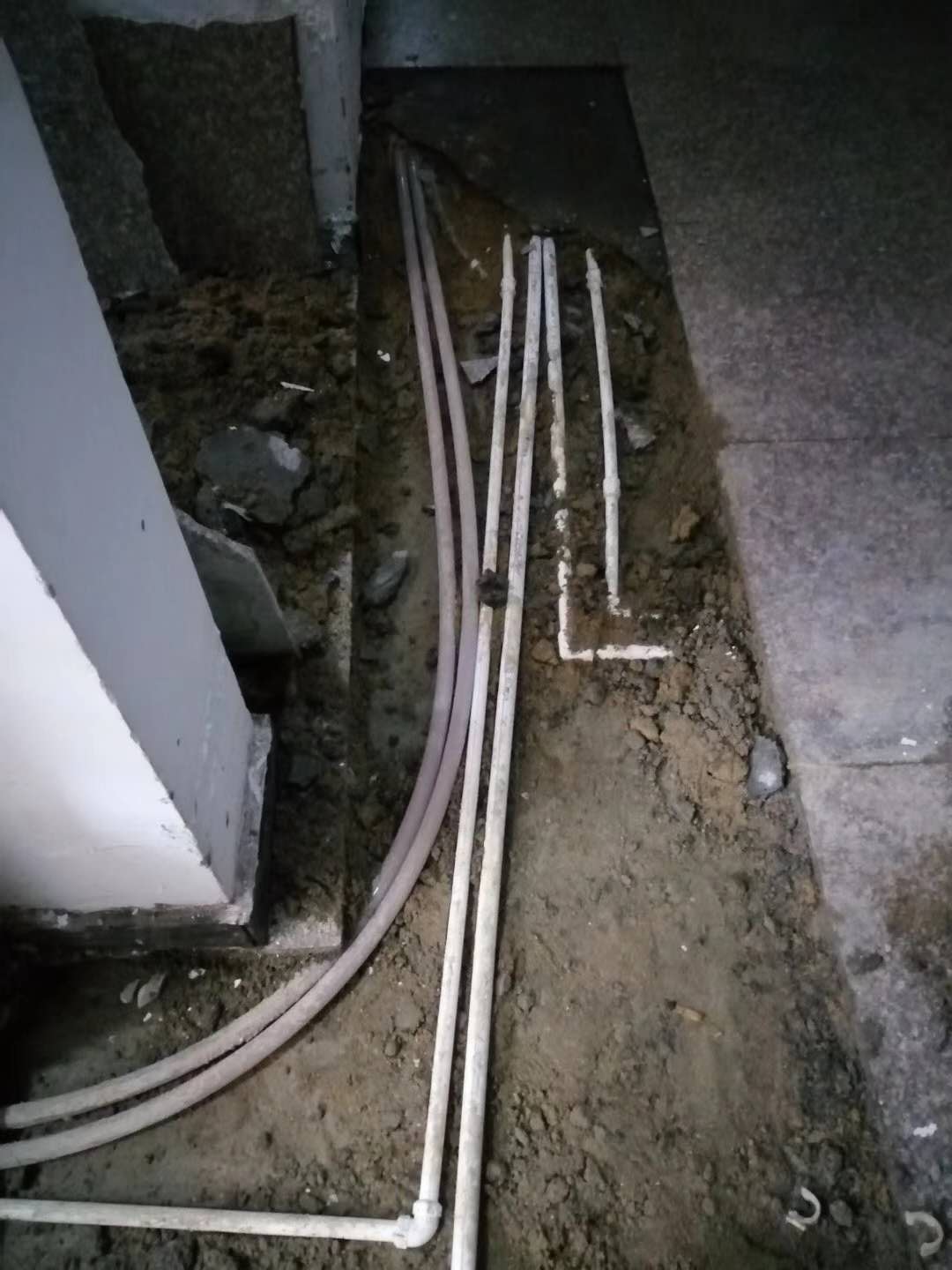 濉溪漏水，切勿盲目乱刨乱砸